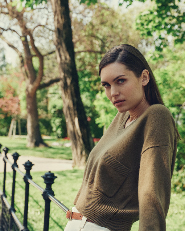 N.Peal Women's Cropped V Neck Cashmere Sweater Cinnamon Brown