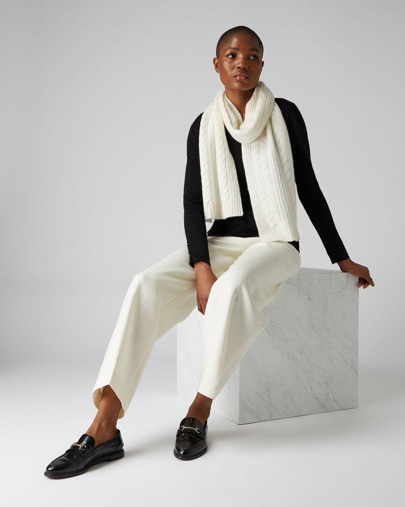 Women's Imogen Superfine Cashmere V Neck Sweater Black | N.Peal