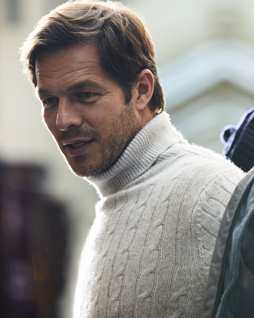 007 Cable Turtle Neck Sweater Fumo Grey | N.Peal