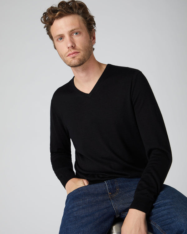 N.Peal Men's Conduit Fine Gauge Cashmere V Neck Jumper Black
