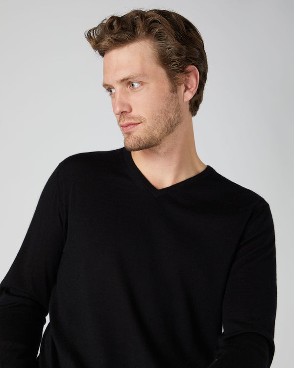 N.Peal Men's Conduit Fine Gauge Cashmere V Neck Jumper Black