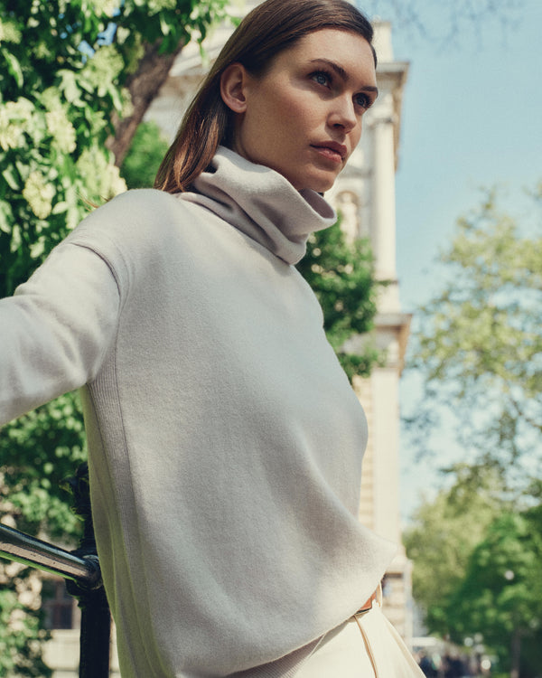 N.Peal Women's Victoria Turtle Neck Cashmere Sweater Snow Grey