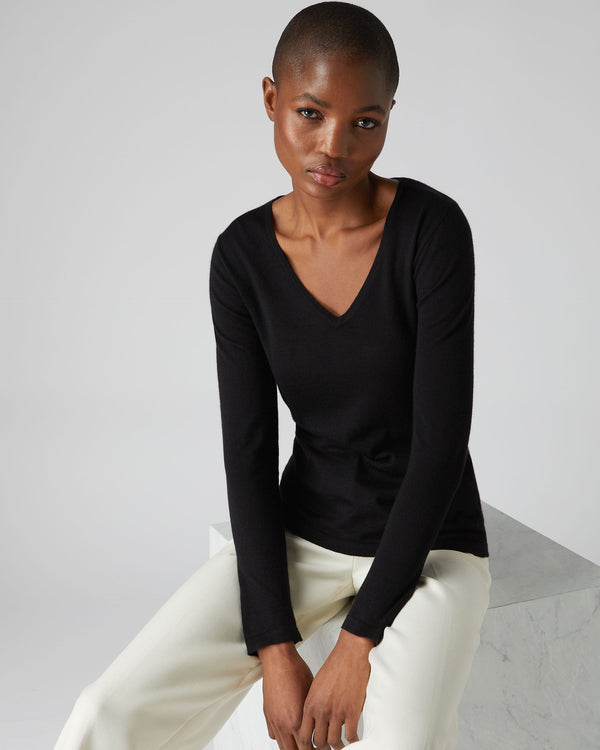 N.Peal Women's Imogen Superfine Cashmere V Neck Jumper Black