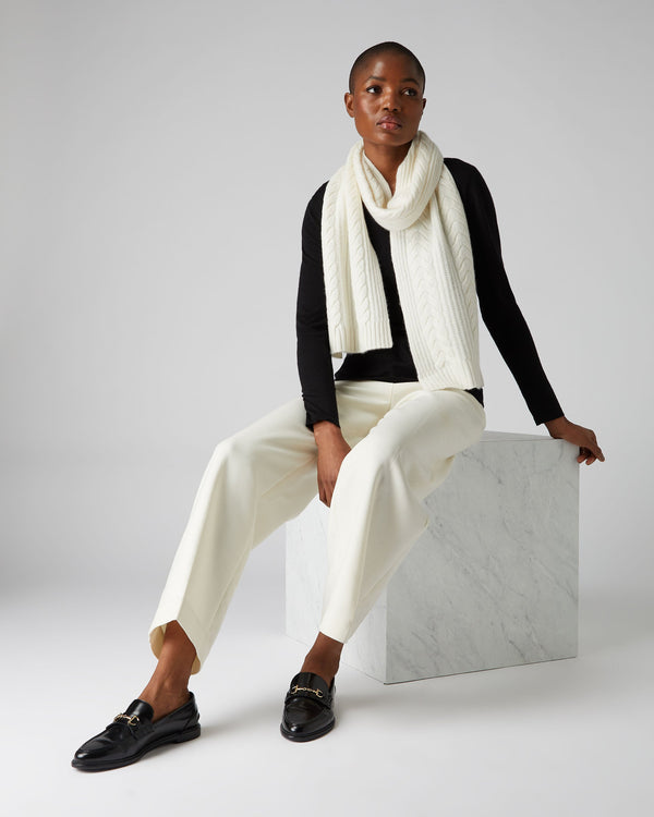 N.Peal Women's Imogen Superfine Cashmere V Neck Jumper Black