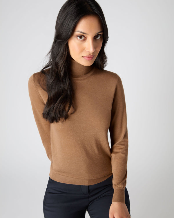 N.Peal Women's Margot Superfine Cashmere Roll Neck Jumper Dark Camel Brown