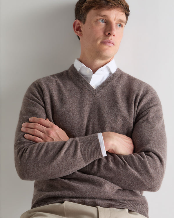 N.Peal Men's Burlington V Neck Cashmere Jumper Otter Brown