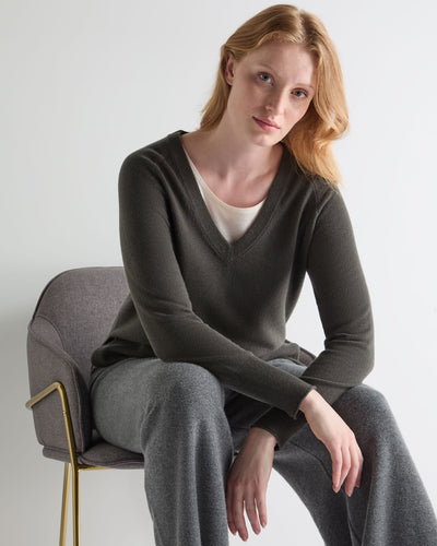 N.Peal Women's Relaxed V Neck Cashmere Jumper Arabica Khaki Green
