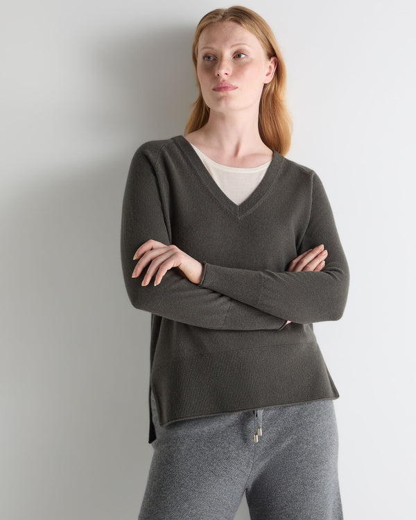 N.Peal Women's Relaxed V Neck Cashmere Jumper Arabica Khaki Green