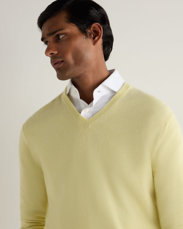 N.Peal Men's Burlington V Neck Cashmere Jumper Granita Yellow