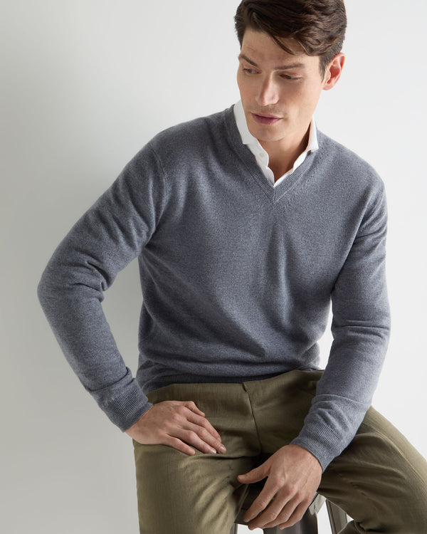 N.Peal Men's Cashmere Burlington V Neck Cashmere Sweater Ash Grey N.Peal Men's Cashmere Burlington V Neck Cashmere Sweater Ash Grey