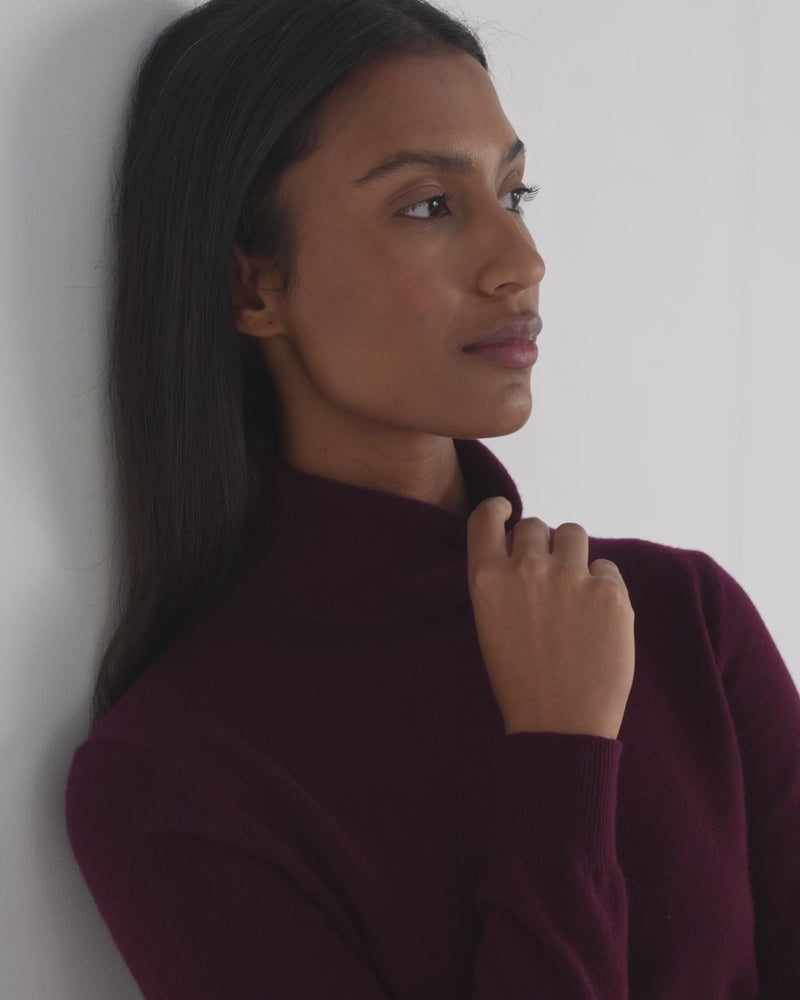 N.Peal Women's Luna Turtle Neck Cashmere Sweater Bordeaux Red