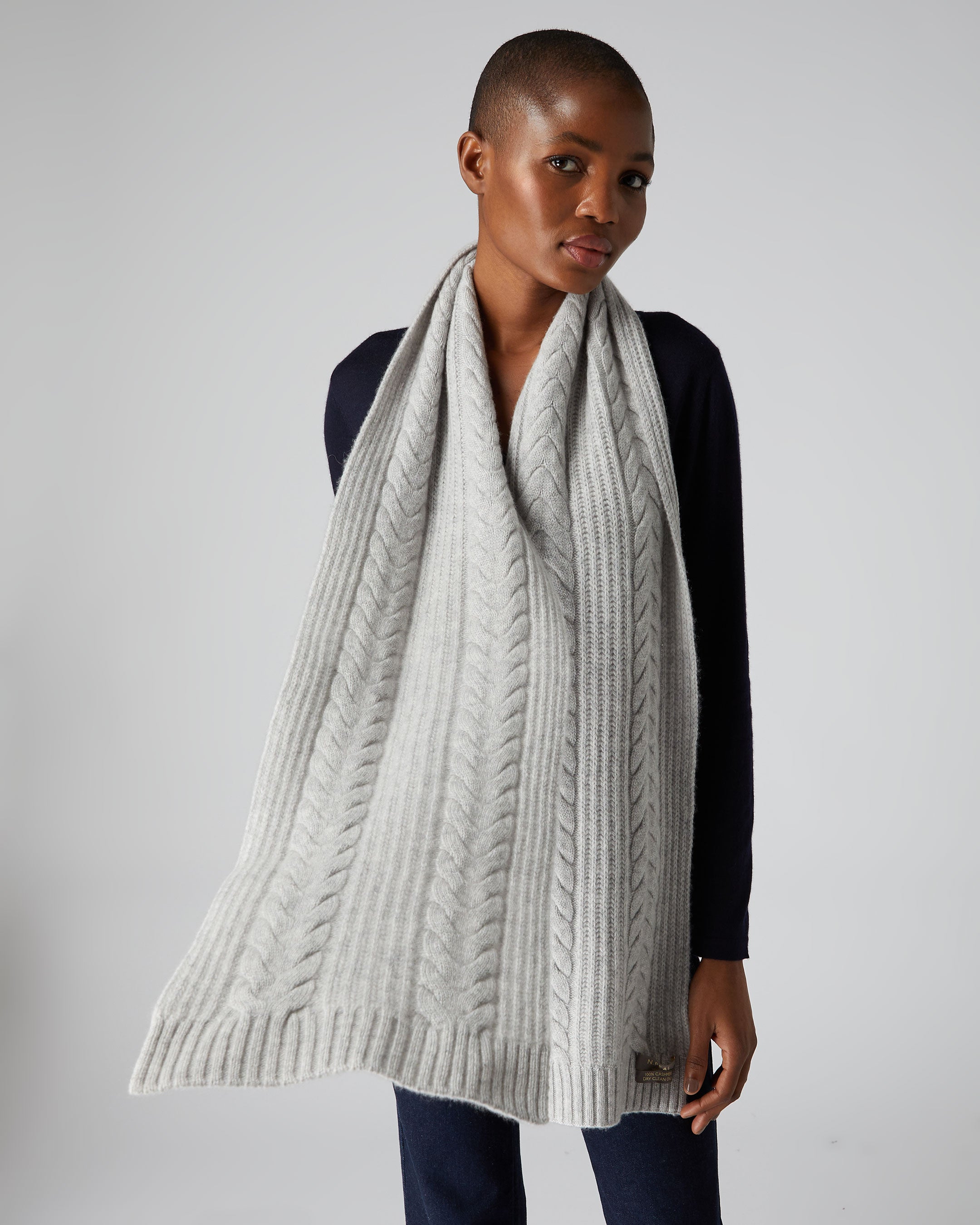 Women's Wide Cable Cashmere Scarf Fumo Grey | N.Peal