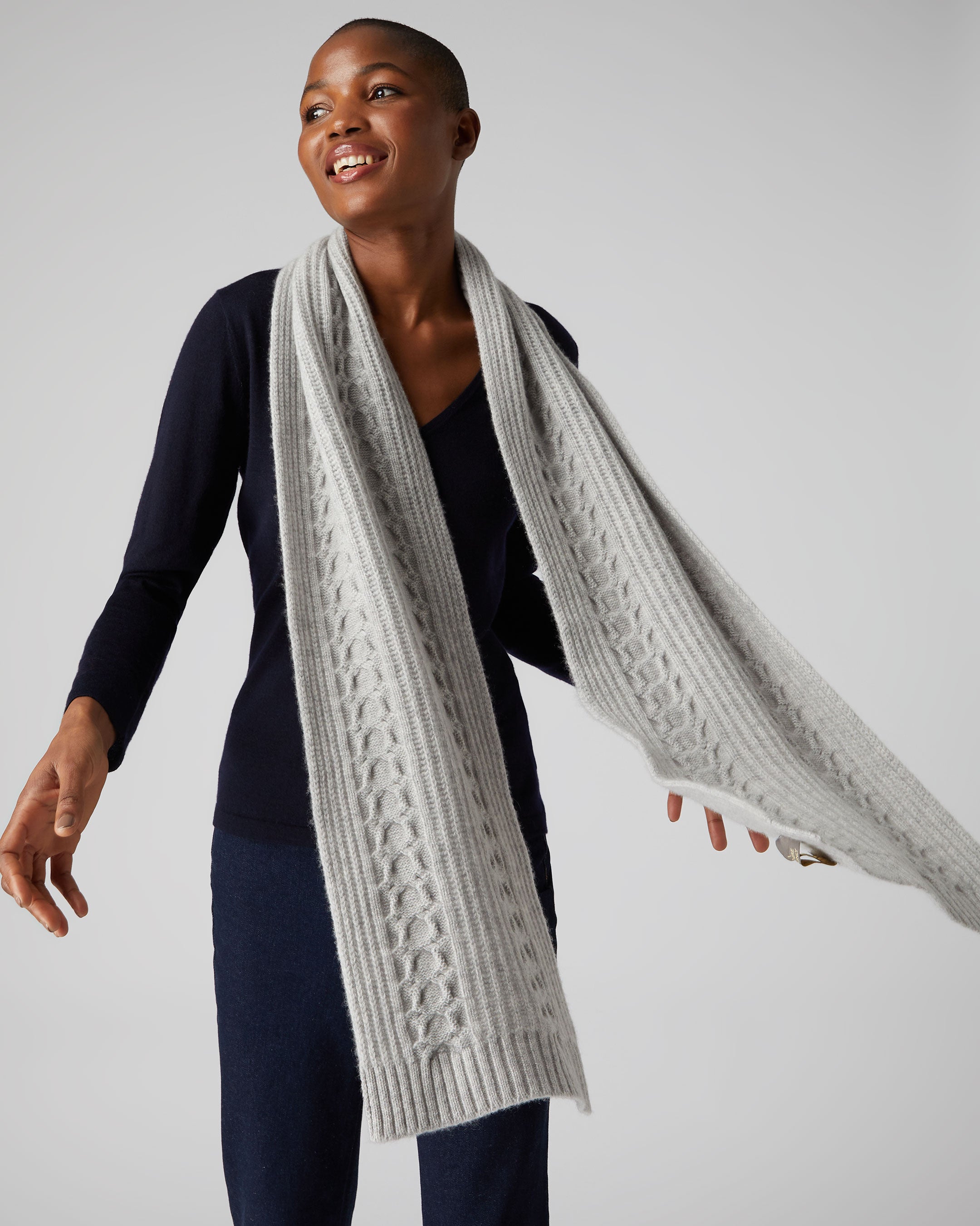 Women's Wide Cable Cashmere Scarf Fumo Grey | N.Peal