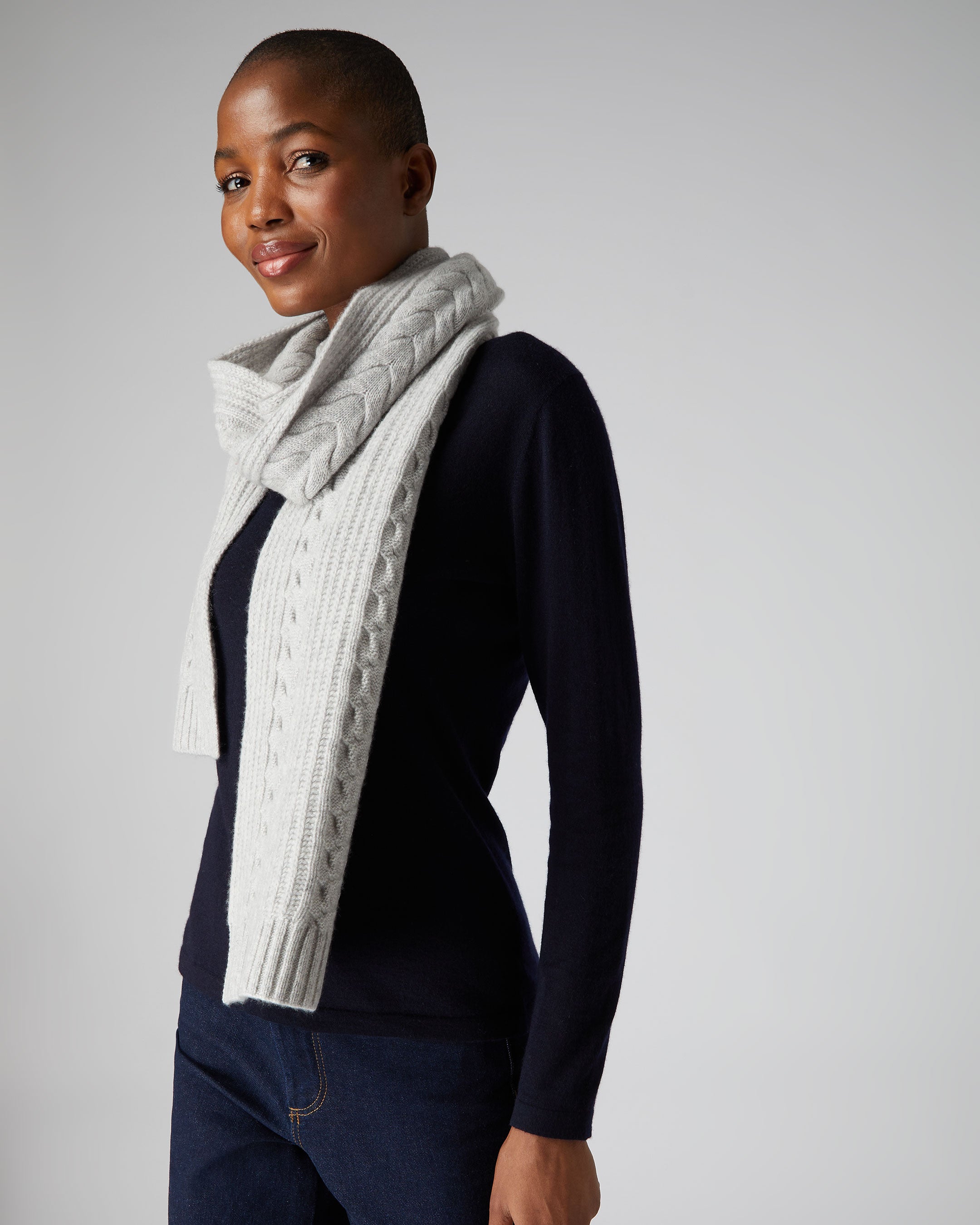 Women's Wide Cable Cashmere Scarf Fumo Grey | N.Peal