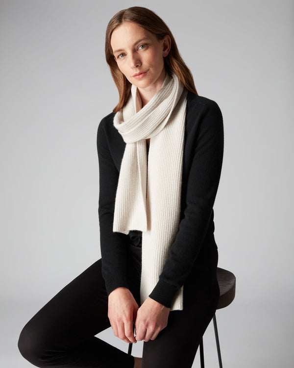 N.Peal Unisex Ribbed Cashmere Scarf Snow Grey