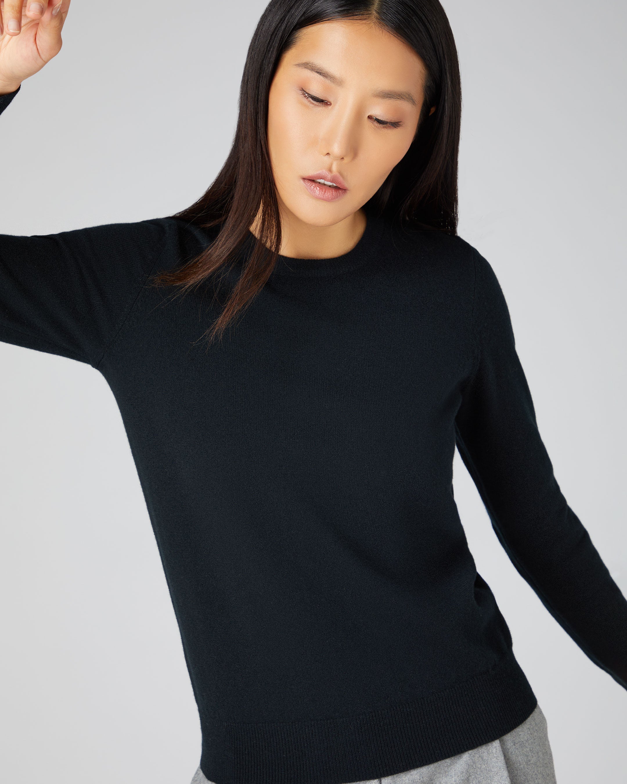 Women's Evie Classic Round Neck Cashmere Sweater Black | N.Peal