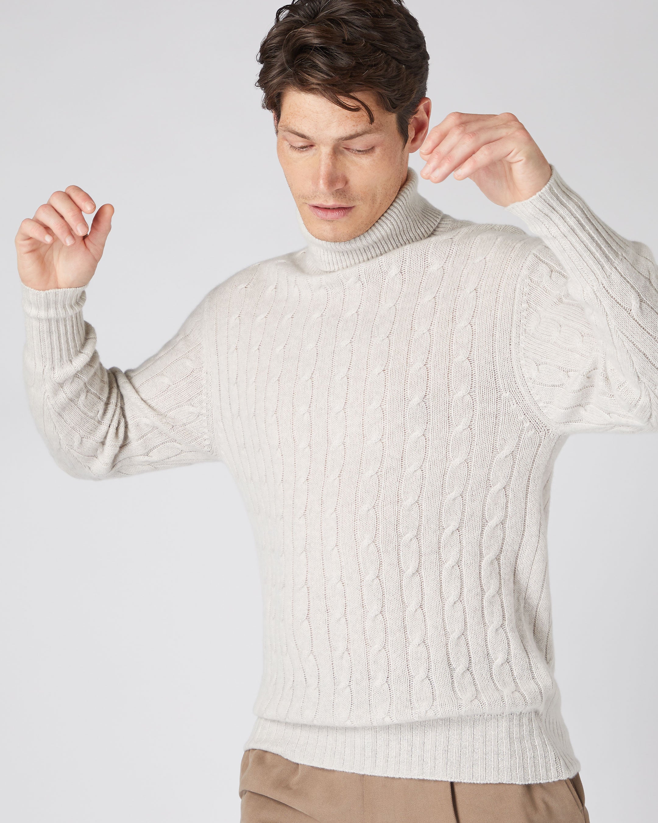 Men's Classic Cable Turtle Neck Cashmere Sweater Pebble Grey | N.Peal
