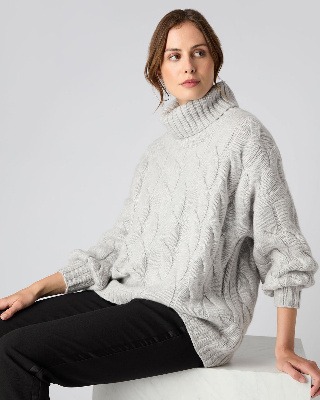 Women\'s Chunky Cable Turtle Neck Cashmere Sweater Fumo Grey